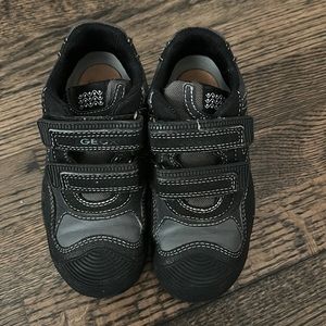 Geox Savage children’s sneaker in black and gray in a size 29